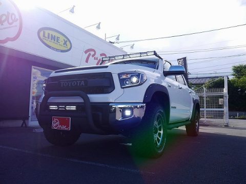 LEDライトバー＆LEDフォグランプ点灯時：USトヨタ タンドラ カスタムデモカー